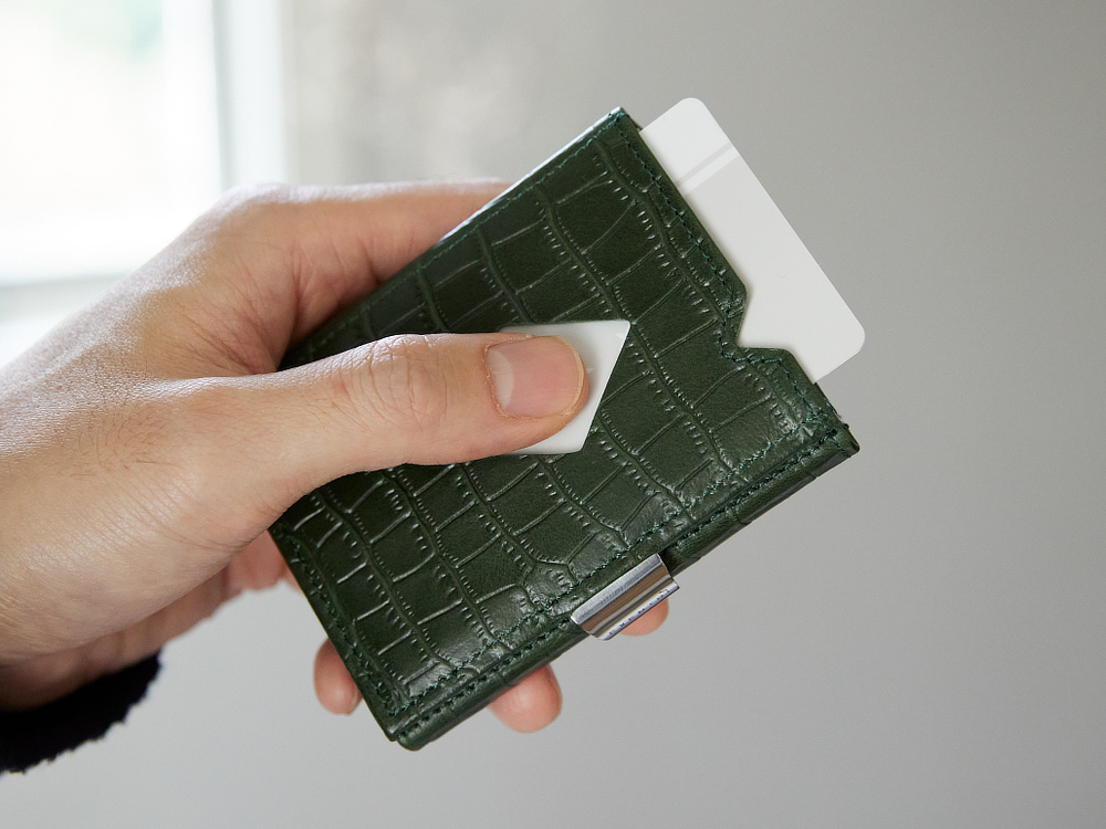 「マルチウォレット」の１番の特徴が、正面に繰り抜かれた、ひし形の窓。｜スキミング防止機能付、１軍カードに直アクセス、コイン・お札も入るコンパクト財布（ウォレット）｜EXENTRI（エキセントリ）