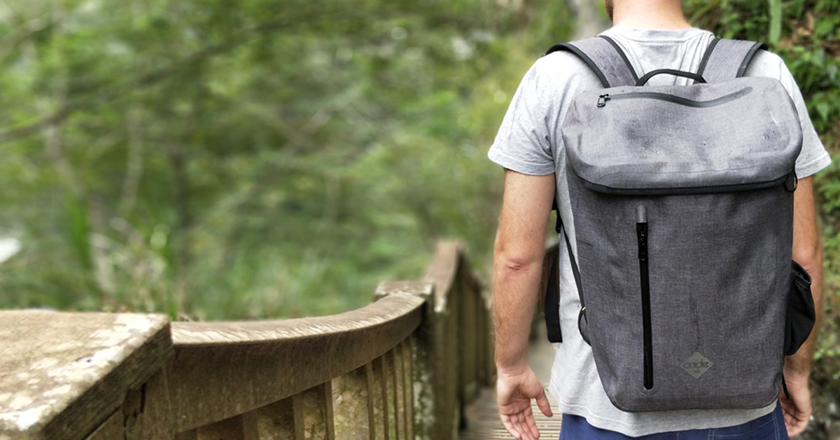 1泊2日の出張・旅行にも対応できるハイテク収納の都会的なバックパック《DAYPACK》|Code 10(コードテン)