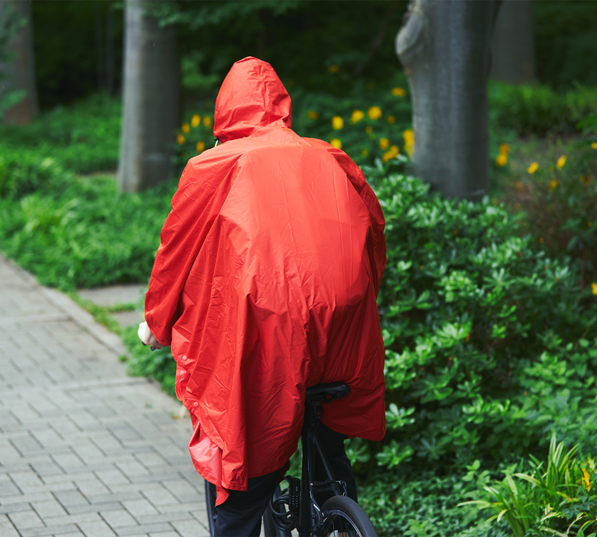 多少の雨や、近所への買い物くらいなら、フードをかぶって、このポンチョ一つで出かけられて、便利。雨の日も両手フリー、濡れない、蒸れにくい「ポンチョ」|U-DAY PONCHO(ユーデイ ポンチョ)