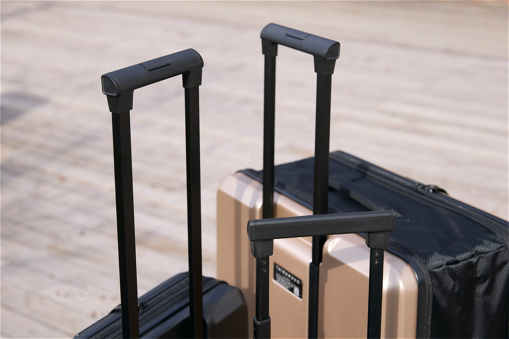 ハンドルは3段階調整で、それぞれの持ちやすい高さで運べます。。薄くたためてスリムに収納できる。スーツケース「senz°（センズ）oldaway（フォルダウェイ）」