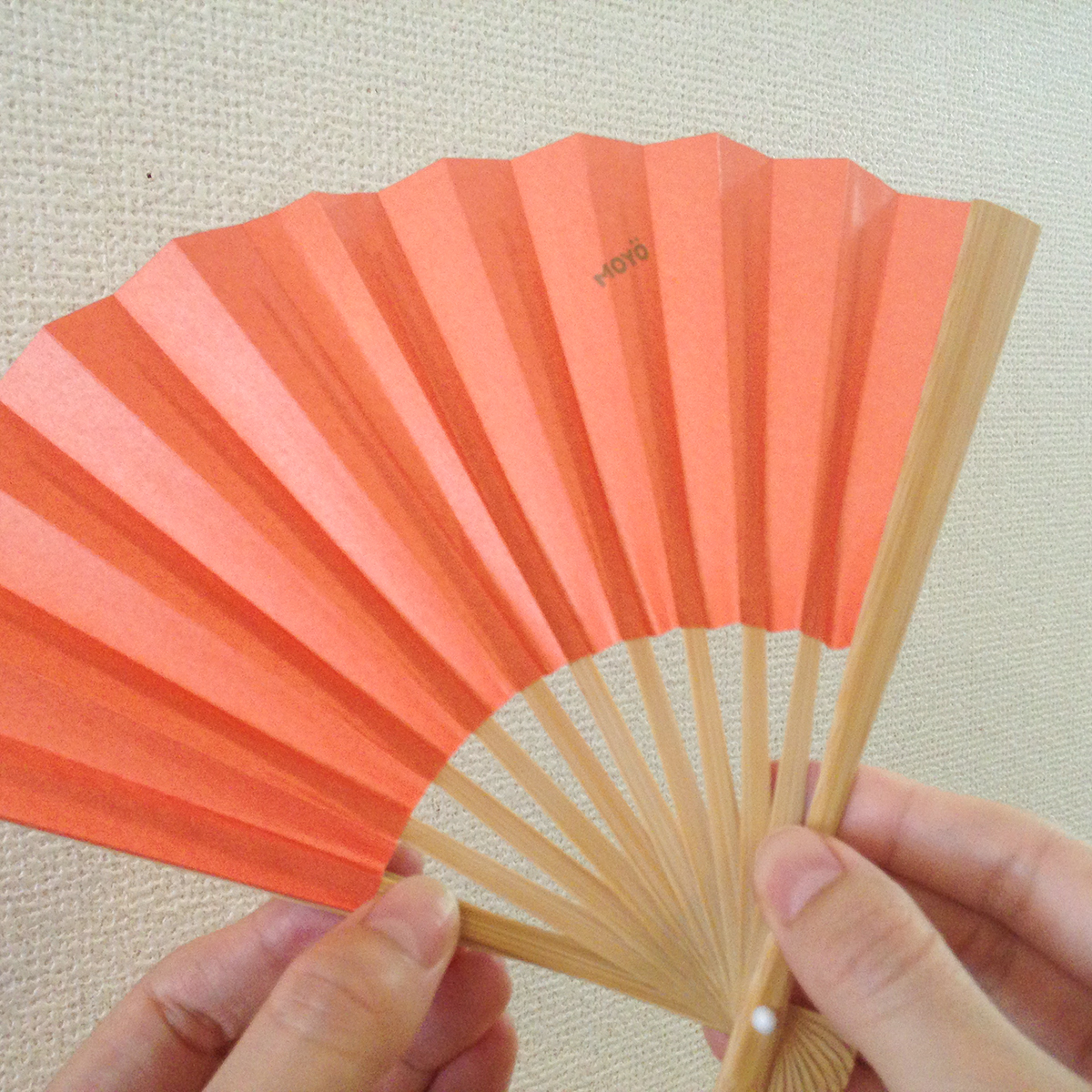 鮮やかな色合いで10色展開の500年続く伝統製法で、小ぶりでもしっかりあおげる「京扇子」|MOYÖ 扇子