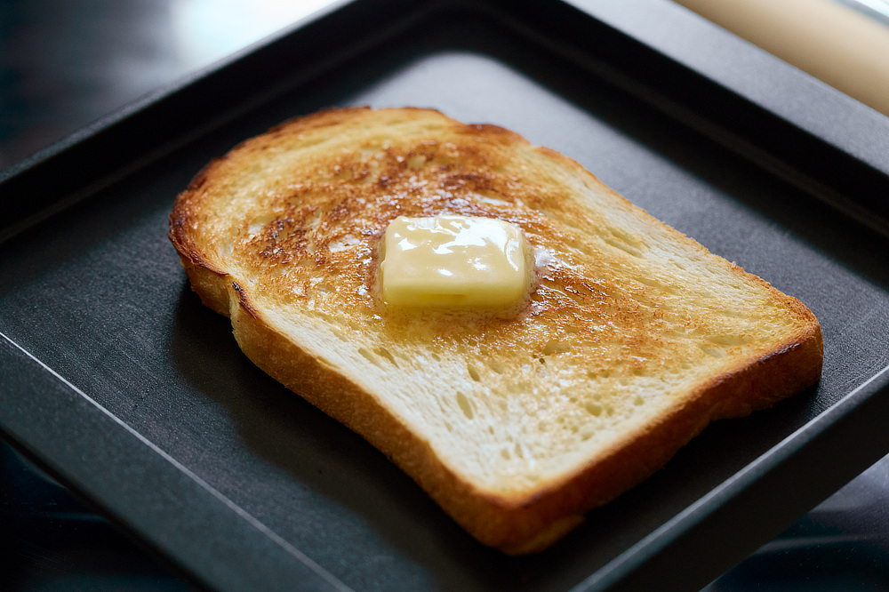 コンロに置くだけで、いつもの食パンが、驚くほどおいしくなる「スミ トースター」|万能調理器具・炭(カーボン)プレート|あやせものづくり研究会 Ayase Labo(カーボン加工専門メーカー旭工業)