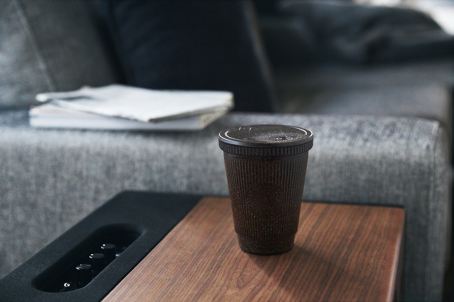 カップの素材は、PBAフリーの素材(コーヒー抽出後の豆かす)|コーヒー抽出後の豆かすが、おしゃれなカップに再生!「蓋(ふた)付きタンブラー・カップ」|KAFFEE FORM