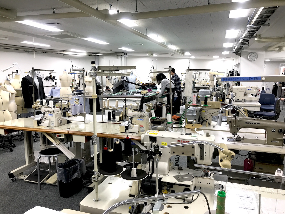 三陽商会・技術部の縫製室|日中はサコッシュ、肌寒い朝晩はアウターに!水滴が滑り落ちる高撥水素材の「バッグ一体型パーカー」| SANYO ENJIN