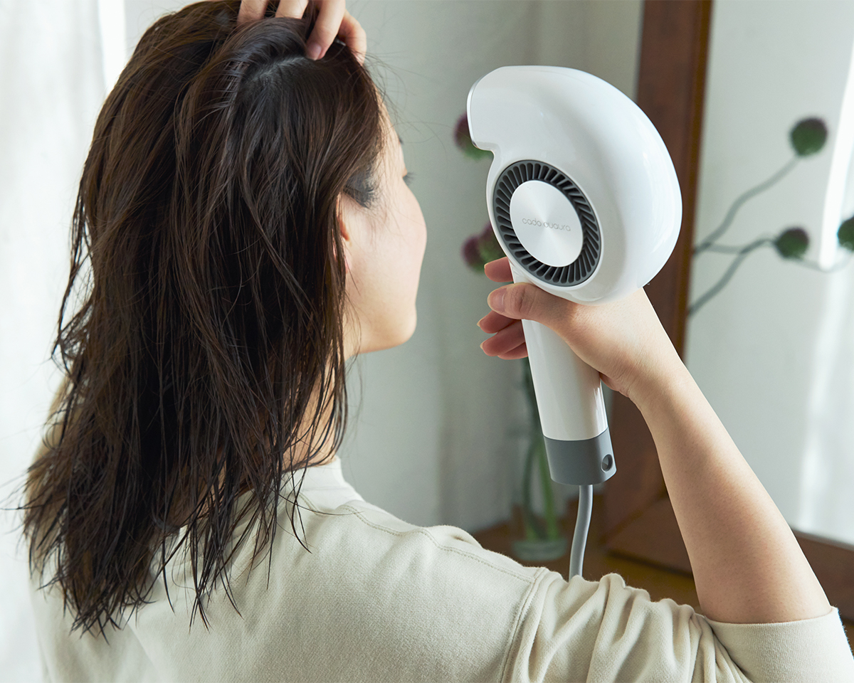 手にピタッと馴染んでホールド感抜群。手と空間に馴染む、85℃のちょうどいい風をつくる「ヘアドライヤー」|cadocuaura(カドークオーラ)|BD-E2