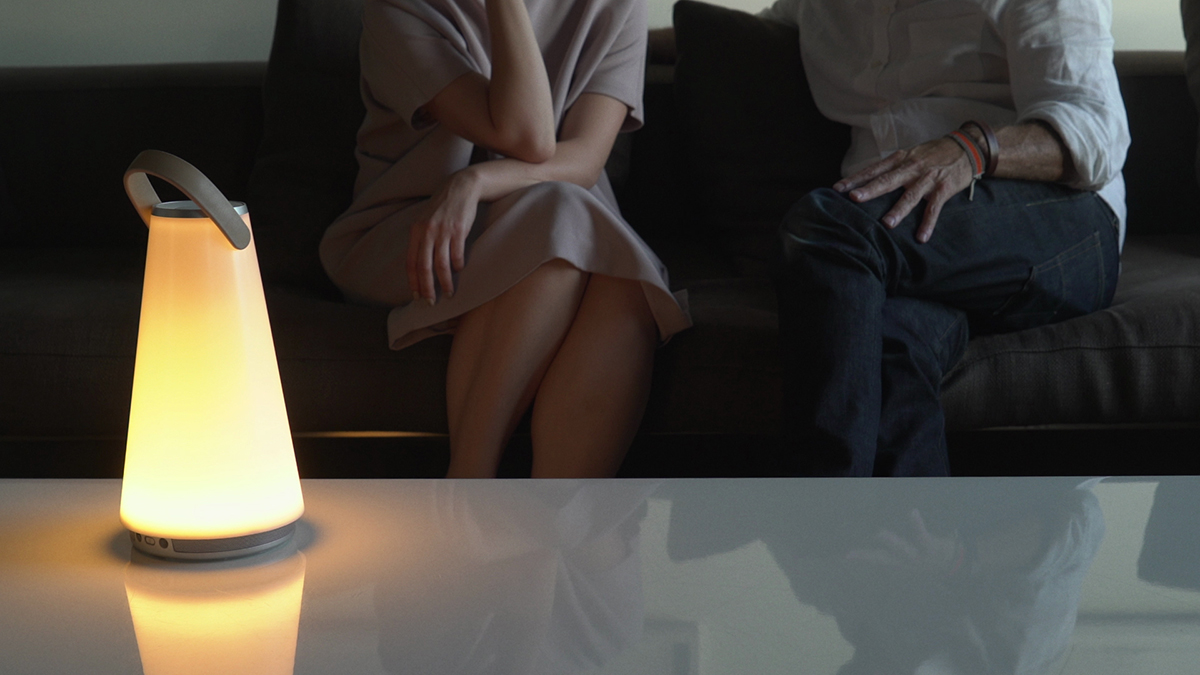 生活の中心にうっとりのひととき。集まりたい場所に持ち運ぶことができ、UMAの周りを家族や友人が寄り添い、時間を共にする。「音」と「光」の調和するワイヤレスHi-Fiスピーカー|Pablo UMA MINI