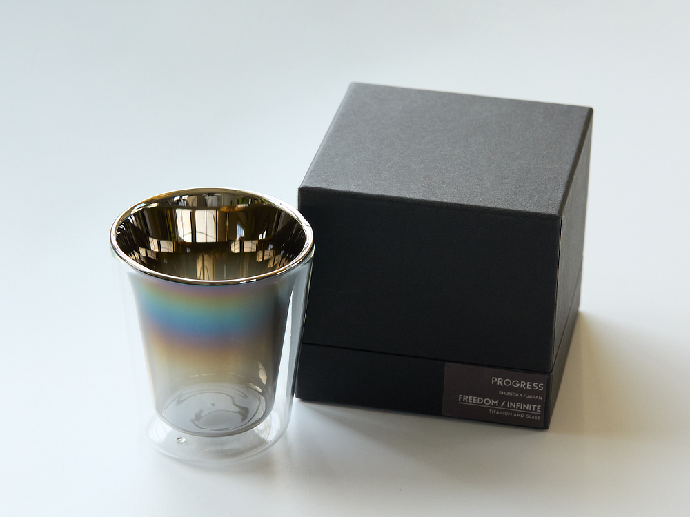 半透明になっているのでグラスの中が透けて見える|オーロラの光彩にまろやかな味わいになる『PROGRESS(プログレス)』の純チタンコーティンググラス(日本製・メイドインジャパン)
