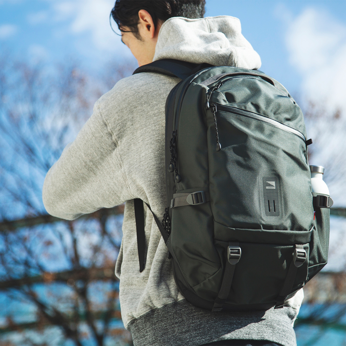 重さや負荷が肩、背中、腰へとバランスよく分散される設計。大自然への冒険で磨かれた衝撃吸収構造、アウトドアレジャーでも活躍する防水バックパック|LANDER