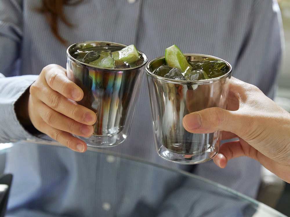 Image: https://1fl0kyr79c.user-space.cdn.idcfcloud.net/photographes/d03380b26d2e99954271f4be296a47db.jpg チタンをグラスの内側だけに、半透明になる薄さでコーティングする高度な技術|オーロラの光彩にまろやかな味わいになる『PROGRESS(プログレス)』の純チタンコーティンググラス(日本製・メイドインジャパン)