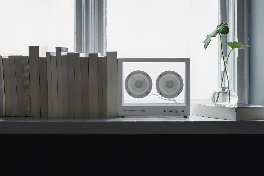 空間を上質なものに変えてくれる高音質。ガラスとスピーカーユニット2つだけ、美しい佇まいの「Bluetoothスピーカー」|TRANSPARENT SPEAKER(トランスペアレント スピーカー)