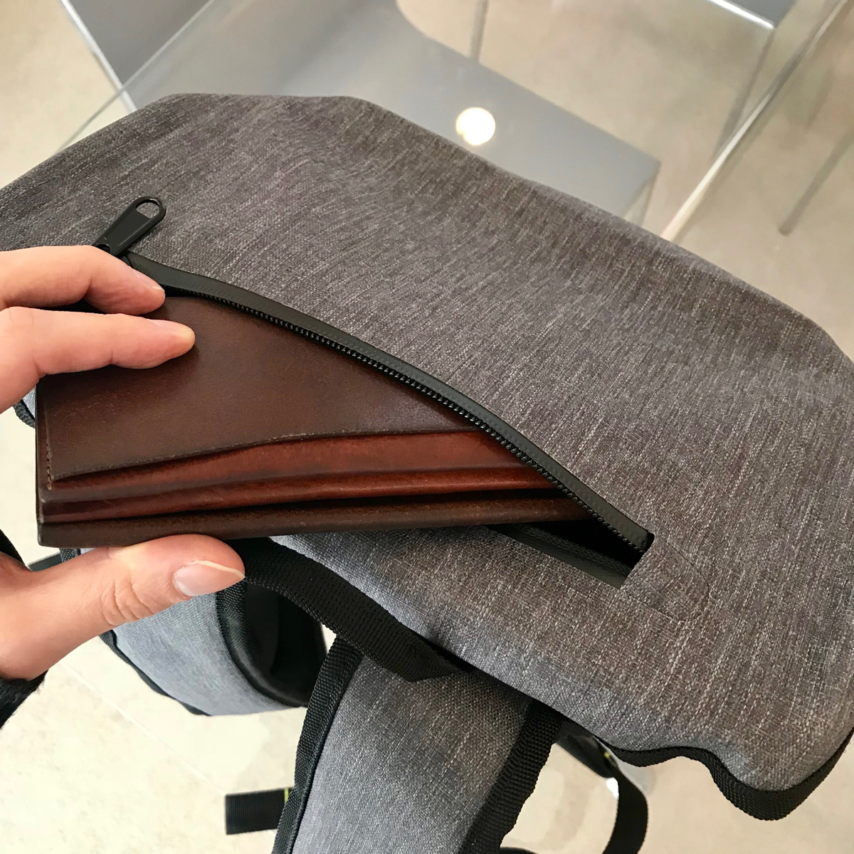 長財布も収納できるトップポケット|ハイテク収納の都会的なバックパック《DAYPACK》|Code 10(コードテン)