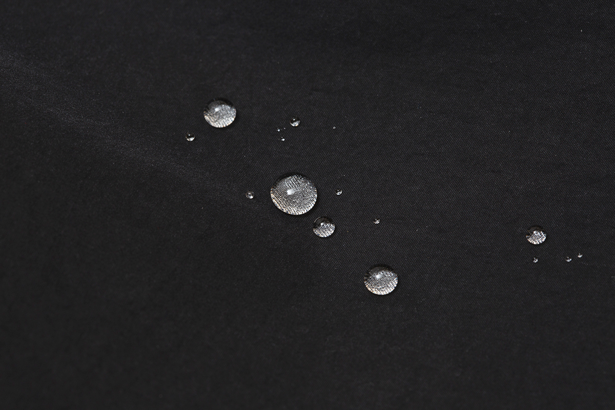 ⑤雨を弾く撥水加工|脱ぎ着が不要、これ一着で36〜42℃に温度調整できる次世代通勤コート|SANYOCOAT サンヨーコート(HEATIER)