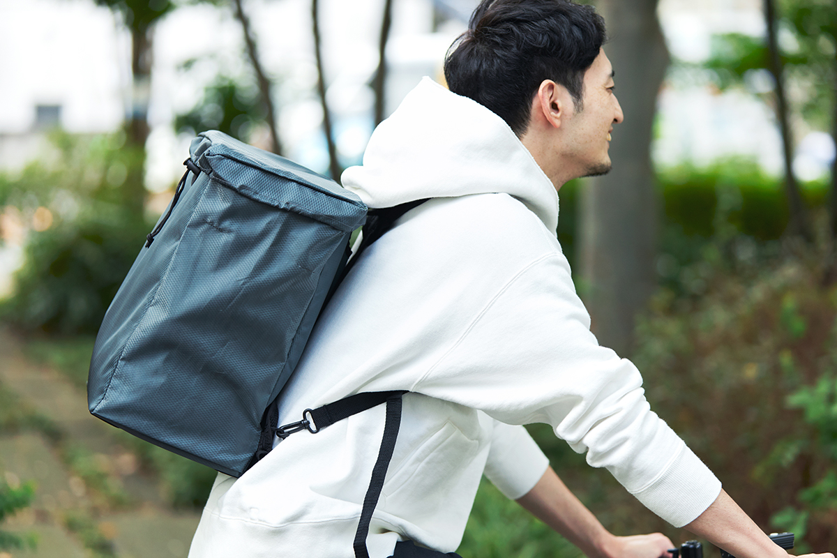 リュックのように背負えるのでお子さんと手をつないだり、自転車やバイクにも乗れます。たためる金属フレーム入り!自立するから、柔らかいパンや葉物野菜、花を潰さない「箱型エコバッグ」|ADK Packworks