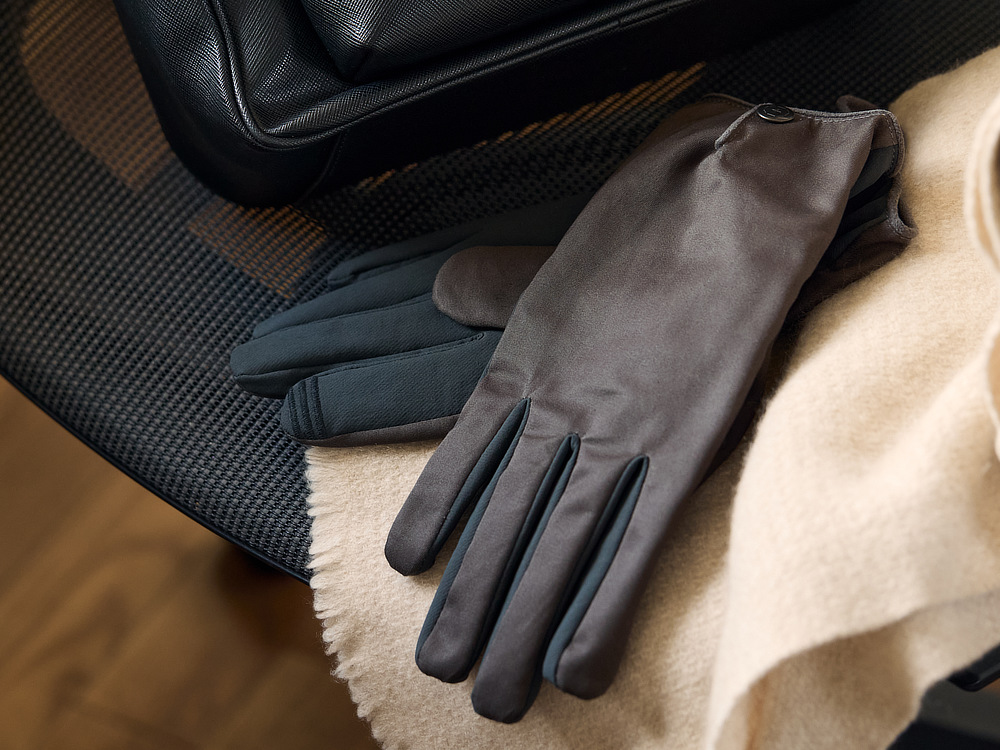 シンプルで品のあるデザイン、ガシガシ使えるタフさと、北風に負けない暖かさをプラス「classic tech（クラシック テック）」｜手袋の町東かがわ市で生まれた選りすぐりの手袋・グローブ「tet.（テト）」
