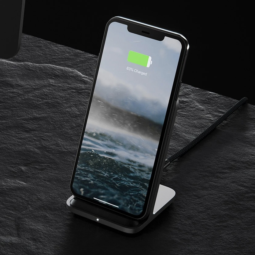 充電の「ズレ防止」に役立つLEDサイン。iPhone、AirPodsを置くだけで美しく充電、そのままスマホチェックも快適な「ワイヤレス充電スタンド」| NOMAD | Base Station