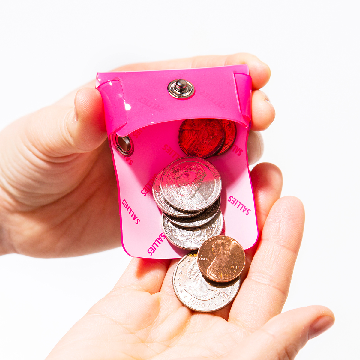より軽くコンパクトに、お金を出し入れしやすく、たくさん収納できるミニマム構造がかなえる、軽量&収納力の「ミニ財布」|SALLIES