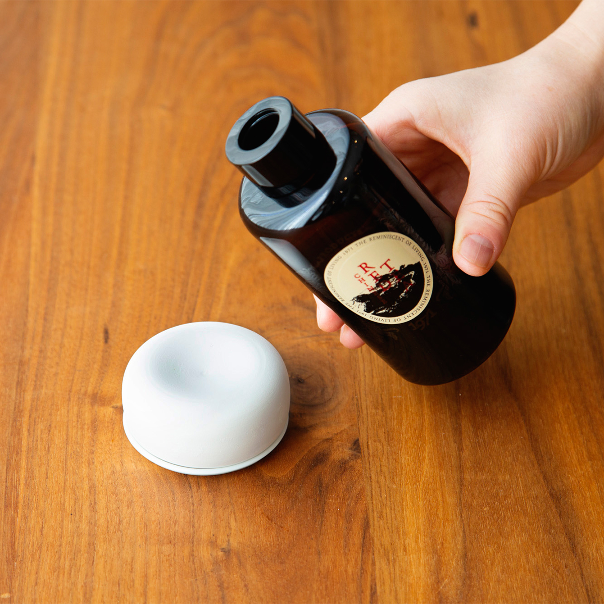 使い方|アルコールが飛んで香りが感じにくくなったら、軽石やアロマストーンに直接アロマオイルを垂らしてご活用ください。ディフューザー|タイ王室御用達のアロマブランド『KARMAKAMET(カルマカメット)』