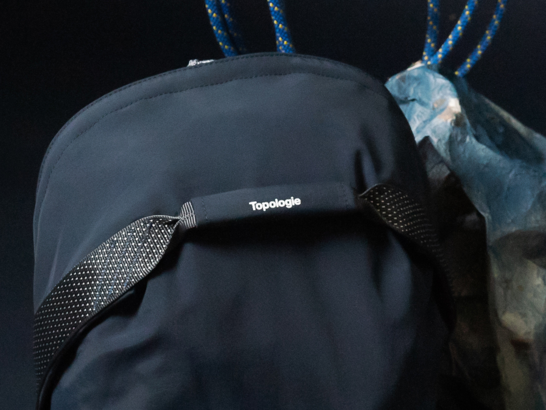 「地学」を意味するブランド名の『Topologie』。超軽量、動きを邪魔しない、荷重を分散、ミニマムデザインのバックパック | Topologie