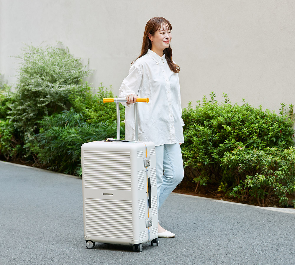 持ち上げるだけで重量を計測できる「スケールハンドル」。パスポートやモバイルバッテリーをさっと収納できる「隠しポケット」付き｜快適な旅行になる。新感覚のスーツケース・キャリーケース『RAWROW（ローロー）』