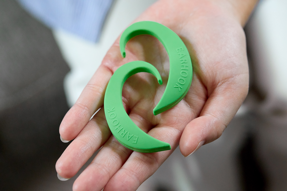 デリケートな耳ツボを優しく刺激できる|ネオジム磁石で耳裏のツボを刺激。EARHOOK(イヤーフック)