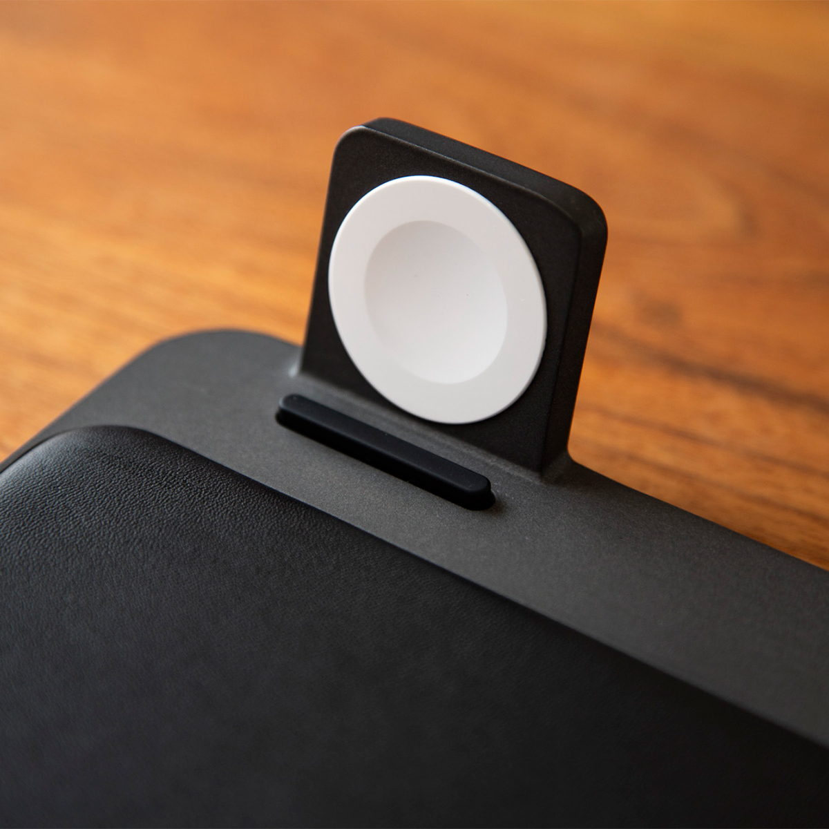 充電する時のズレや傷付きも防止できる配慮するApple Watch用のラバークッション付きの「ワイヤレス充電ベース」Base Station(Apple Watch Edition)| NOMAD