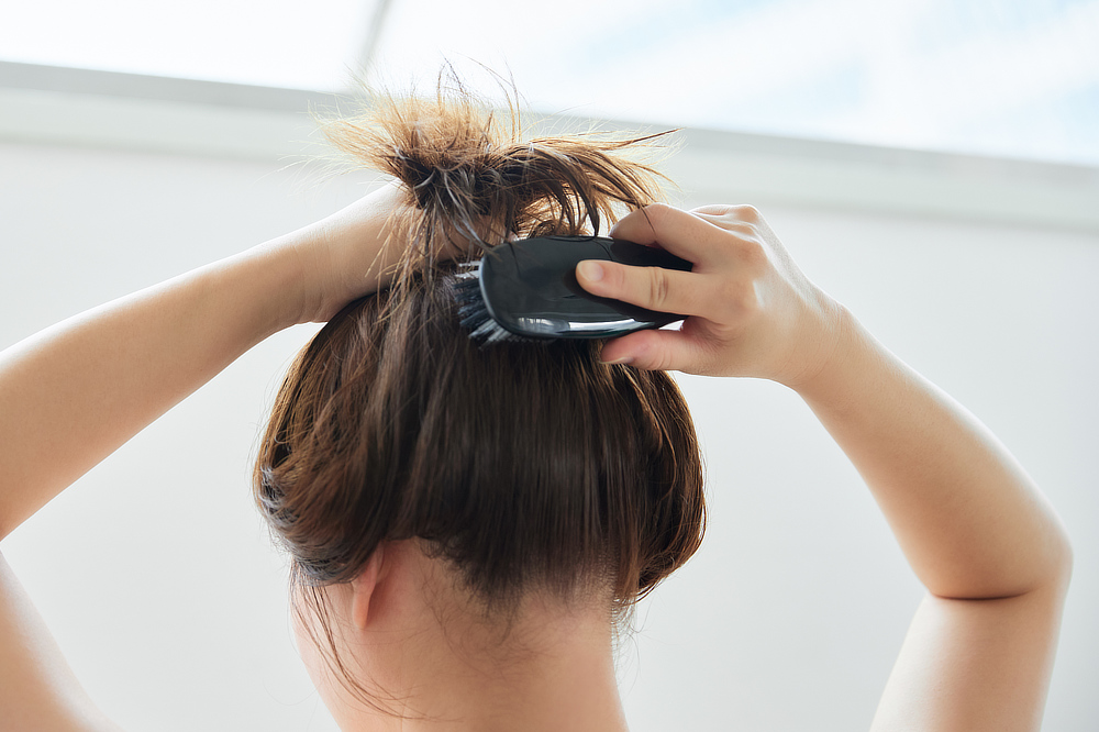 Image: https://1fl0kyr79c.user-space.cdn.idcfcloud.net/photographes/d775a95623652ded3863781097560301.jpg スカルプケアとして。手で軽くシャンプーしてから、頭皮にピンが密着させながら、顔まわり→頭頂部、前→後ろ、襟足→頭頂部と、つむじに向かってブラッシング|髪のうねりもパサつきも抑えられて、キューティクルがツヤツヤに。プロのヘアケア施術を3700本の極細ピンで再現する「トリートメントブラシ」|EMIT(エミット)