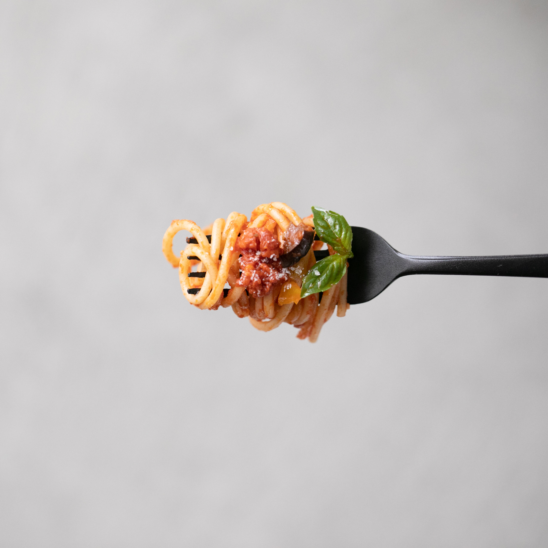 薄さ1ミリの丸皿。薄いのに落としても割れず、重ねて収納してもかさ張らないから食器棚もスッキリ。落としても割れない、黒染めステンレスの食器(フォーク・スプーン)|KURO(96)クロ