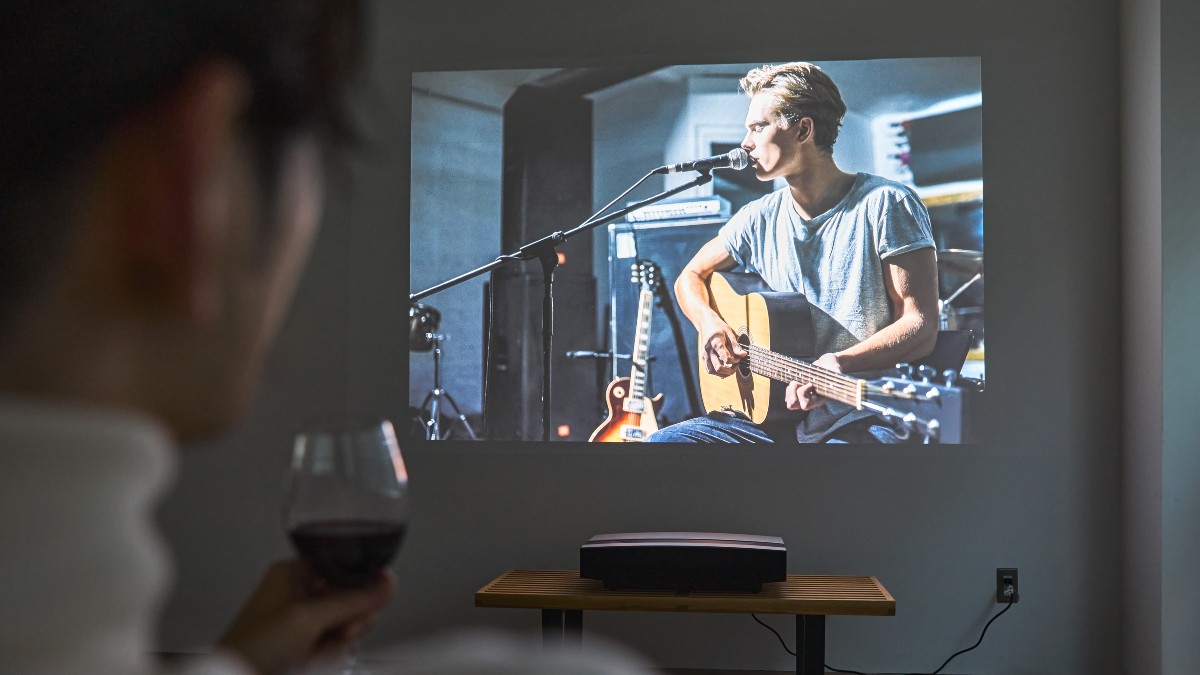 まるでその場にいるような、臨場感あふれる音を実現|簡単設定、くっきり明るい4K、胸に迫るサウンド。ドラマに、スポーツに、どっぷり浸れる「家庭用プロジェクター」|XGIMI AURA(エクスジミー オーラ)