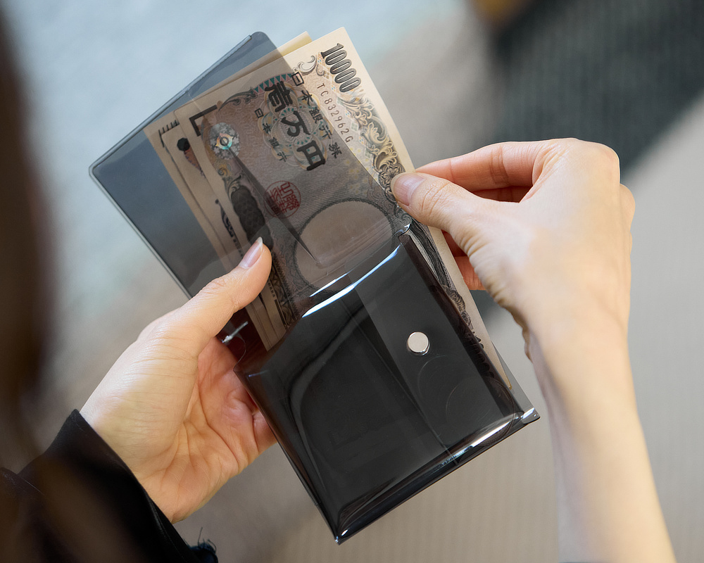 ムダなかさばりや、デットスペースが無い設計｜軽くて薄〜いクリア素材のコンビニウォレット｜コンパクトでミニマムな財布『sugata（スガタ）』