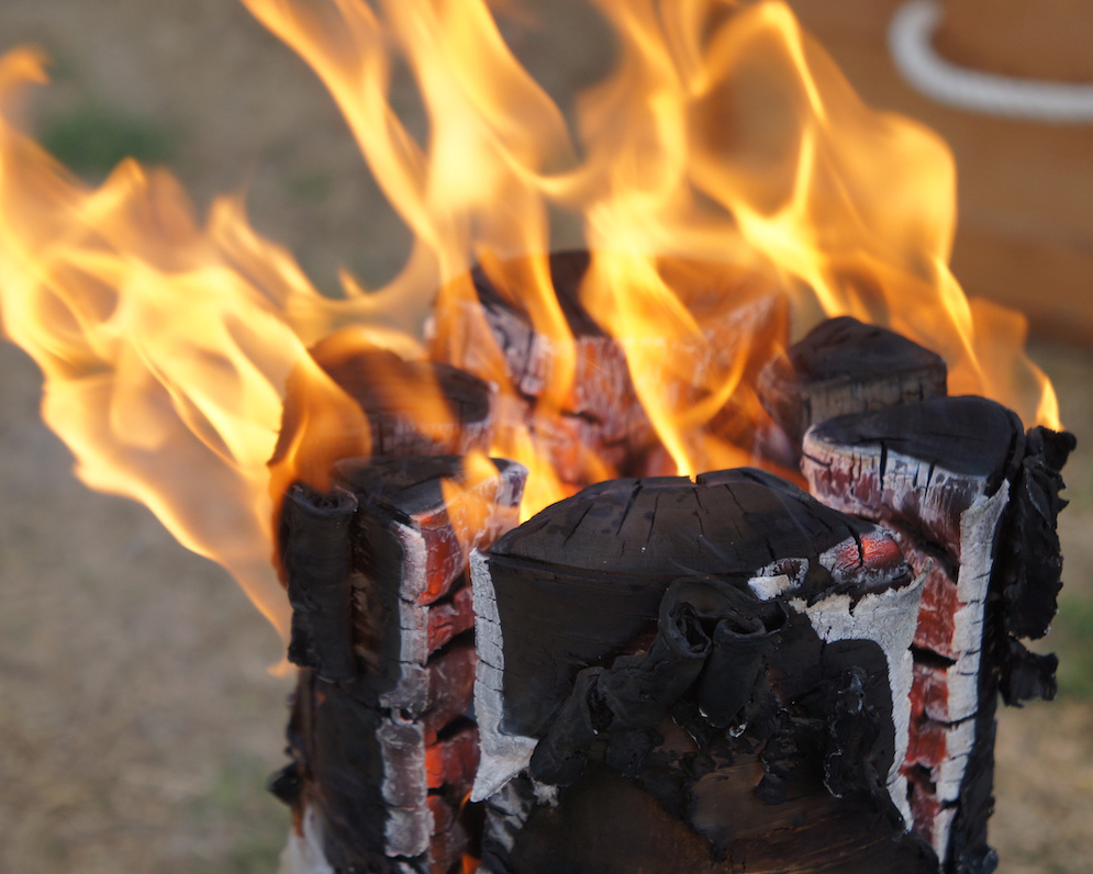 ロウソクに火を点けるような手軽さで、ミニマム焚き火を楽しめる|Swedish Birch Candleの「スウェディッシュトーチ」|デジタルデトックスでスマホ断ち!楽しく心身のリフレッシュを。楽しんでスマホやPCを手放せる方法とグッズ6選