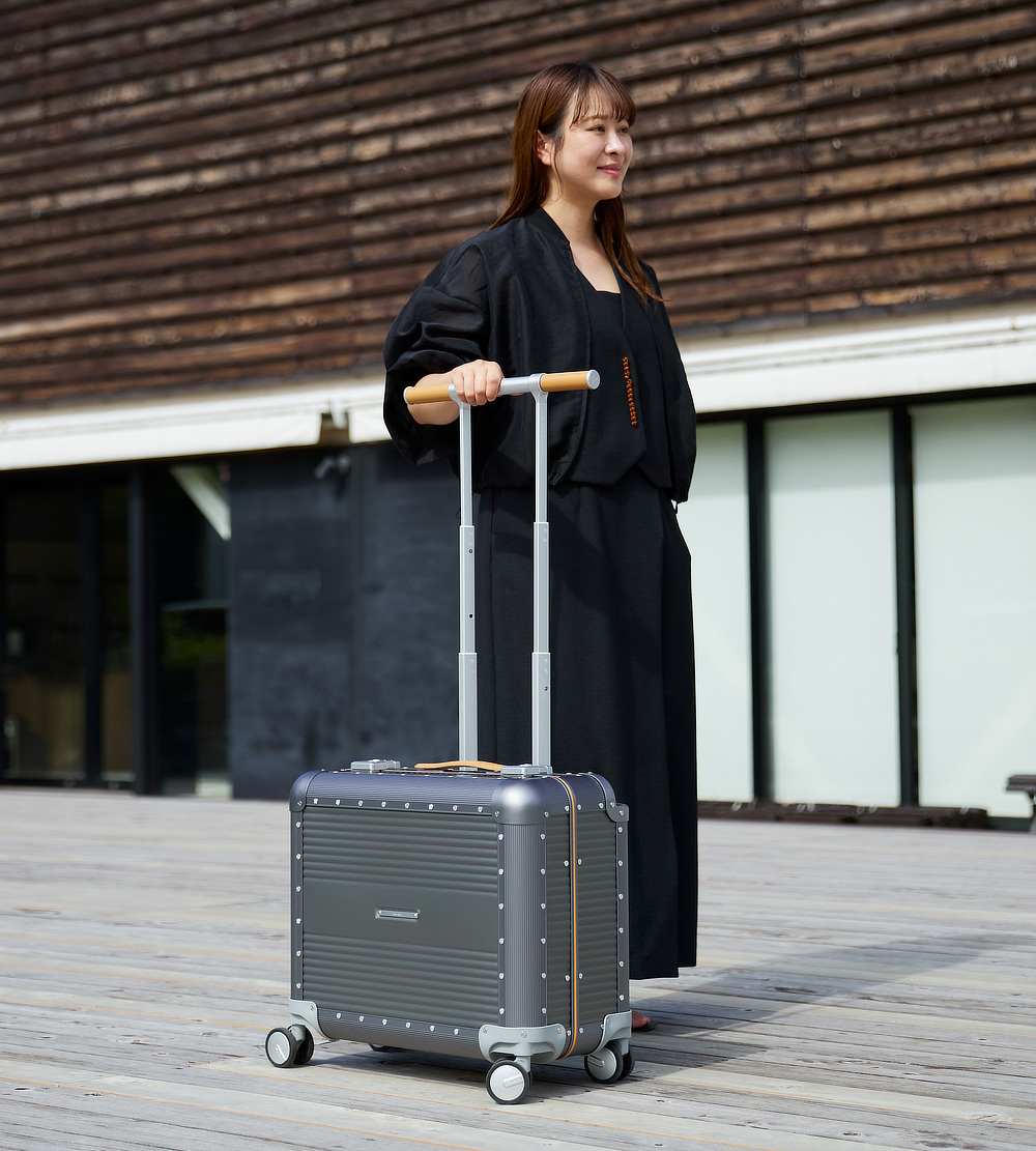 ジャケットや手荷物をちょい置きしたい時は、ハンドルが「ハンガーラック」に早変わり！｜快適な旅行になる。新感覚のスーツケース・キャリーケース『RAWROW（ローロー）』