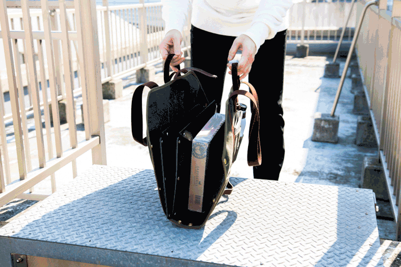 薪トートならシート状に開けるから、バサッと重い荷物を乗せて包むだけ!そのまま肩掛け&手提げで出掛けられます。トートバッグ