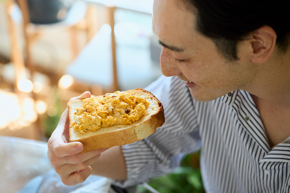 特に相性がいいのが「卵」。ゆで卵、目玉焼き、オムレツとなんでもおいしくなりますが、おすすめはスクランブルエッグ。あとからかけるより、混ぜてから火にかけると、より一層香りが広がって絶品です!|肉・魚介・野菜・パスタ・ご飯・パン、なんでも美味しくなる食べる調味料『サクサクしょうゆアーモンド』の「ペッパー&スモーク風味」