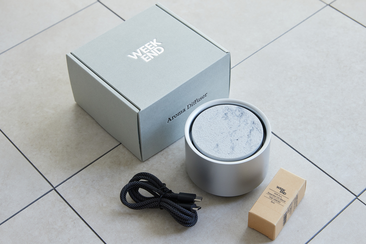 樹木のオイルを同梱したギフトセット。均一なプロダクトを量産する家電のイメージと打って変わって、伝統技術と組み合わせた『WEEK END』のアロマディフューザーはほぼ一点モノ｜香炉やオブジェのような洗練されたデザイン。水なし・コードレスで使えるアロマディフューザー｜WEEK END（ウィークエンド）