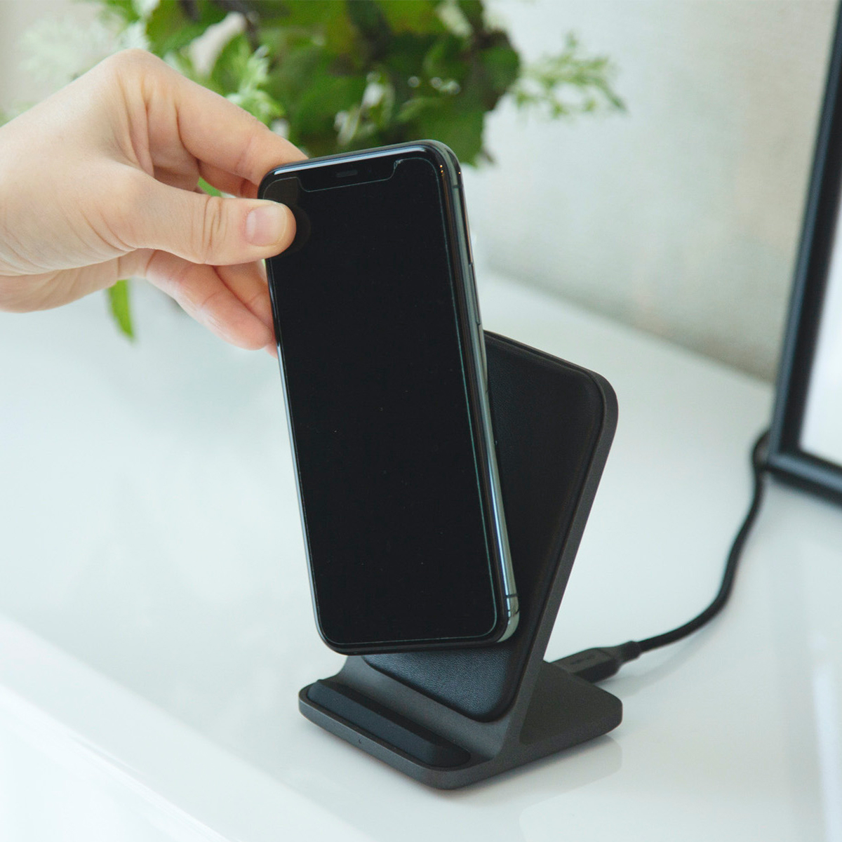 上質な革張りのシートでお洒落で洗練されたデザインの「ワイヤレス充電スタンド」「ワイヤレス充電ベース」| NOMAD | Base Station