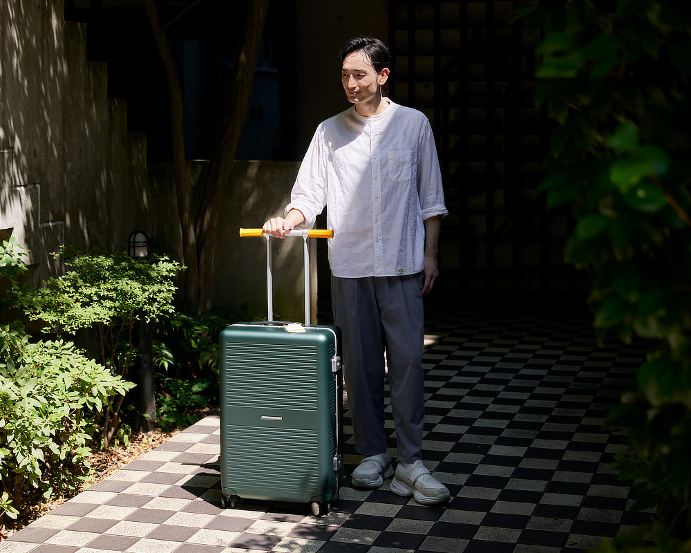 ジャケットや手荷物をちょい置きしたい時は、ハンドルが「ハンガーラック」に早変わり!|快適な旅行になる。新感覚のスーツケース・キャリーケース『RAWROW(ローロー)』