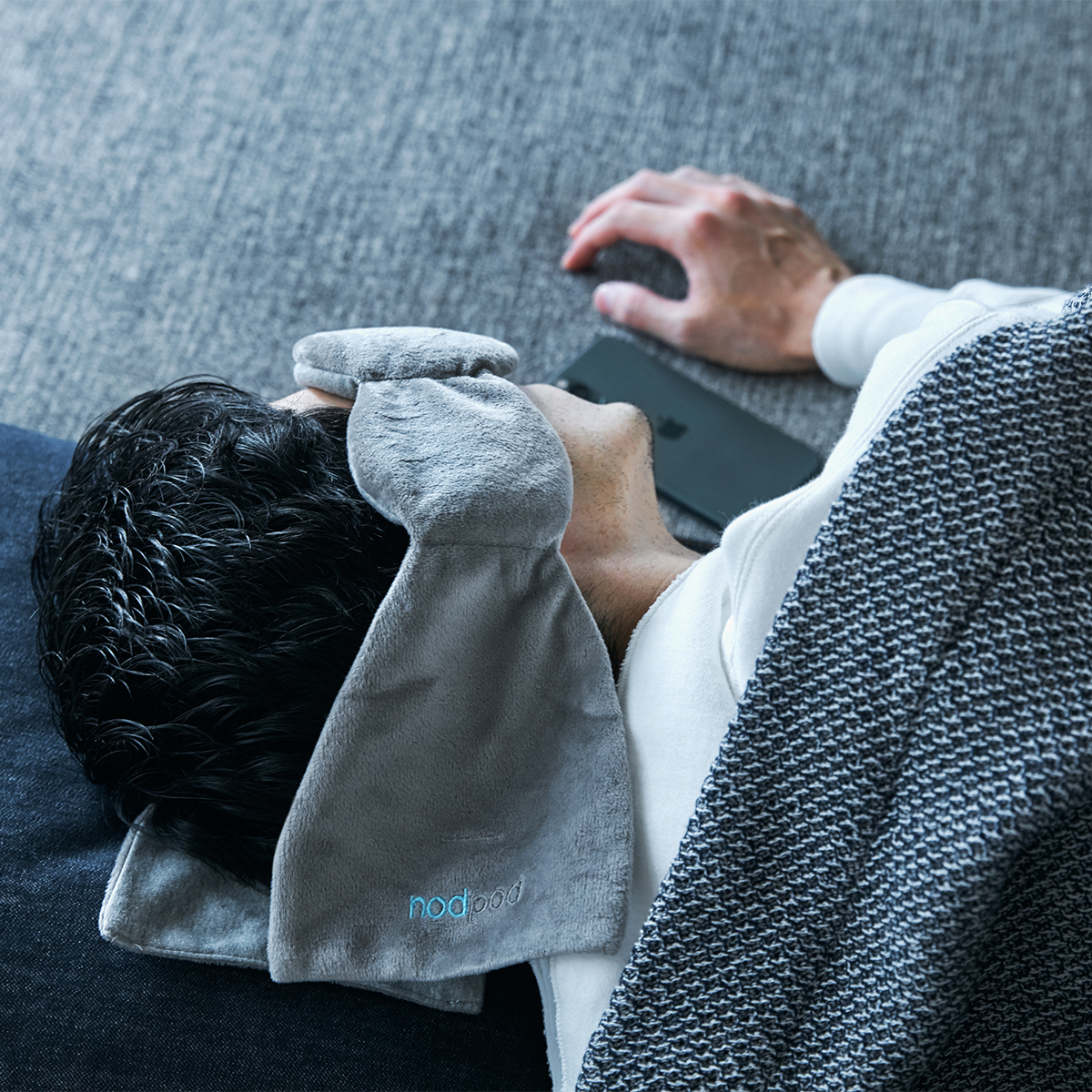 一般的なアイマスクと違ってストラップがなく、独特なカタチであなたの寝姿勢に寄り添う。目の上に乗せるだけ、穏やかな重みで夢の世界へ。寝返りを打ってもズレにくい「スリープマスク」|nodpod(ノッドポッド)