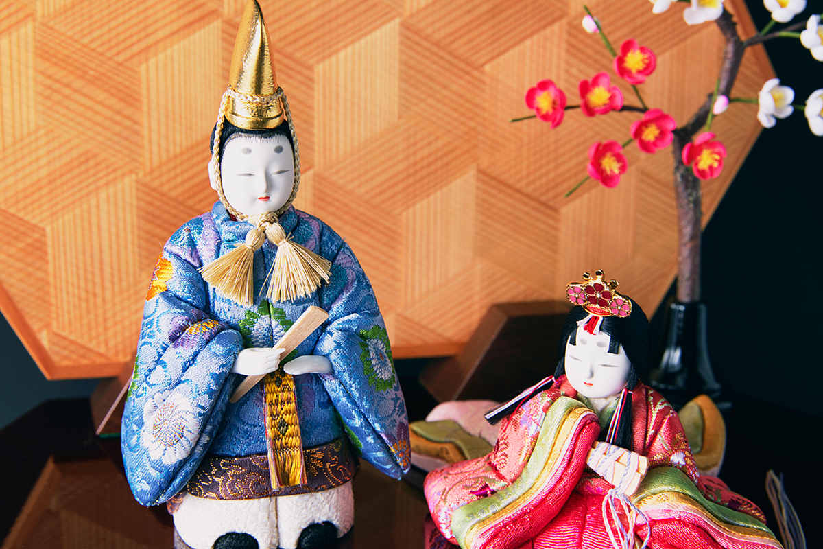 Image: https://1fl0kyr79c.user-space.cdn.idcfcloud.net/photographes/dcfa5e77fa4e73eb8ba2729e33c7e8fe.jpg これからの時代を健やかに成長されていくお子さまのそばに、価値ある逸品|柿沼東光(経済産業大臣認定伝統工芸士)× 大沼 敦(工業デザイナー)によるモダンな雛人形