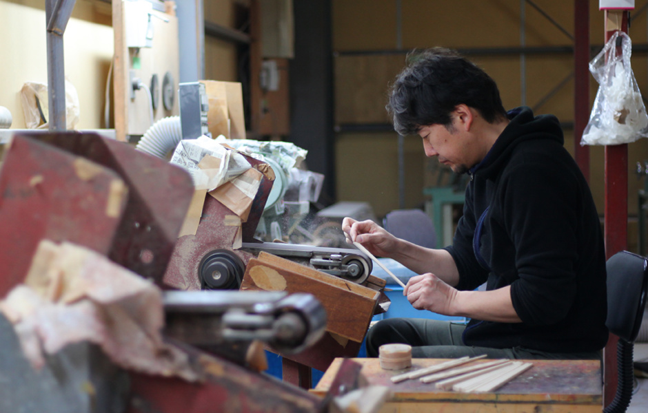 職人手作り、天然漆の一生ものの箸で、幸せの箸渡し｜福井県小浜市で大正十年創業の箸メーカー『兵左衛門（ひょうざえもん）』
