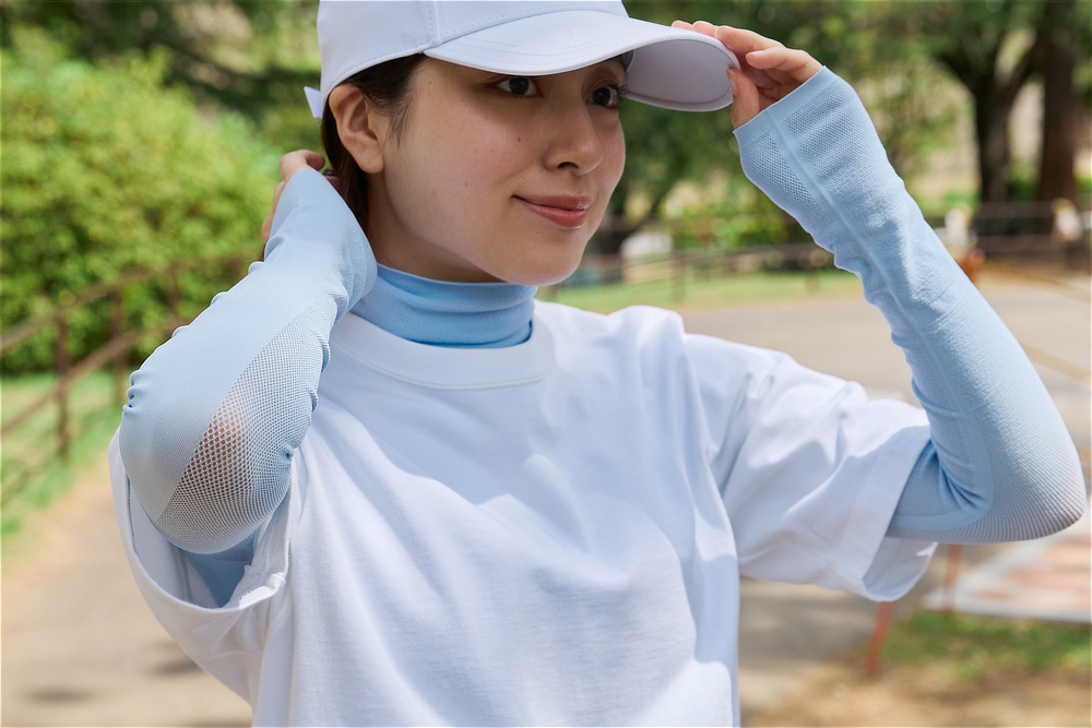 《ハイネックインナー／男女兼用》 UVカット98％、縫い目なしで動きやすい「サラリフィット」｜Salari