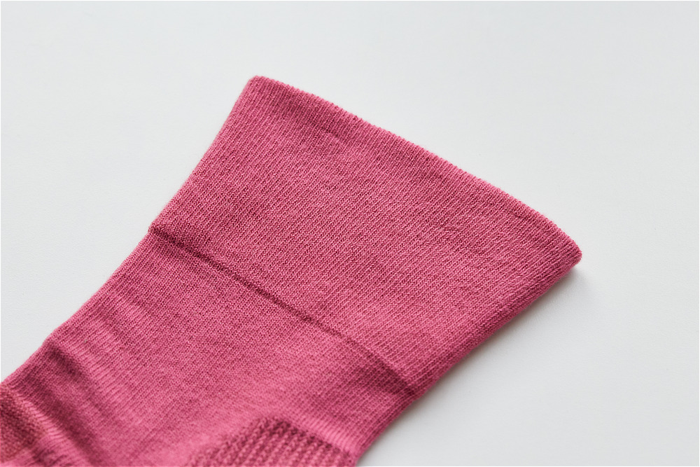 履き口はゆったり幅広、ゴムは入っていないので足首の締めつけ感はゼロ。ソックス跡もつきにくいのが特徴。|長時間履いても疲れにくい靴下。土踏まずを下支えして、足底筋をサポートするECONOLEG(エコノレッグ)の「疲れしらずのくつした®」