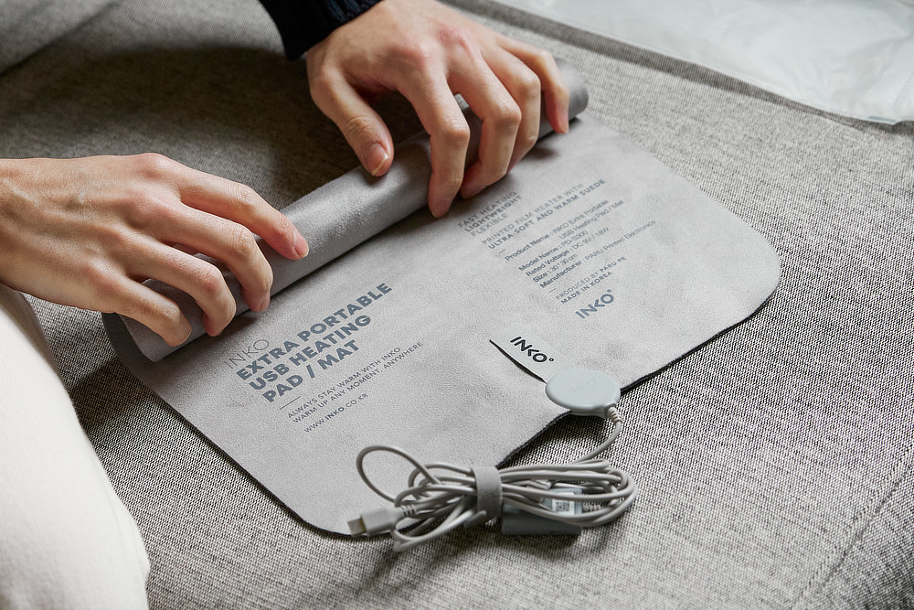 くるくる丸めてどこへでも携帯できる｜どこでもあったかデスクワーク！銀ナノインクで温める特許技術、USB-C対応「EXTRAヒーティングパッド スエード」｜INKO（インコ）