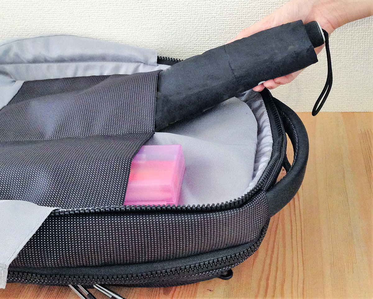 ガジェットや充電器、折りたたみ傘をスマートに立体収納できる、旅行や出張に役に立つバックパック|NAVA