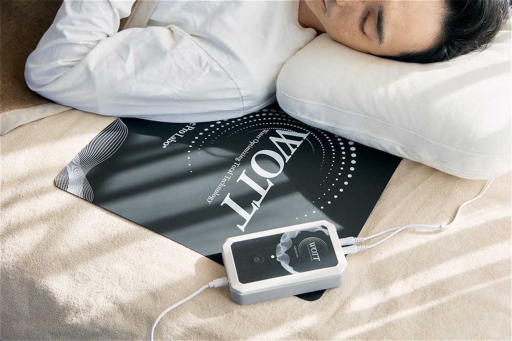 Image: https://1fl0kyr79c.user-space.cdn.idcfcloud.net/photographes/dfdabe06546833425a88d7368ac2b91f.jpg プロアスリートの休養、わが家で。国際特許技術で、体内の水分にアプローチ|《10日間レンタル》国際特許技術で、体内の水分にアプローチする「リカバリー&スリープデバイス」|WOTT