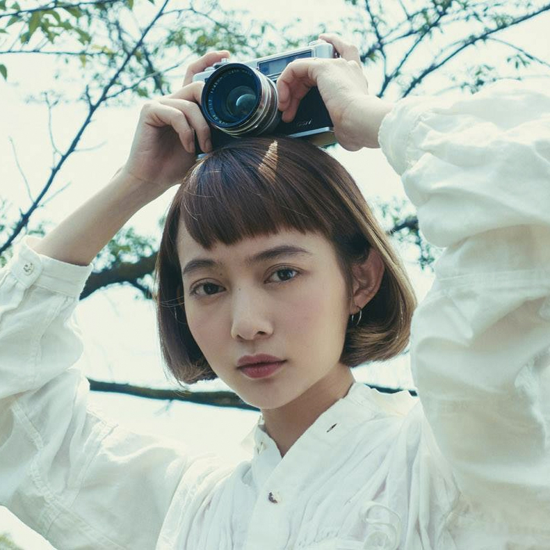 カメラアプリと「ひと味違う写真」が撮れる。YASHICAは「記憶」を、スマホは「記録」を、それぞれ写すかのよう。トイデジカメ|YASHICA