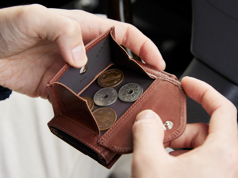 外付けのポケットがガバッと開き、中を見渡すことができて、探しやすい。中が見えにくいと、ついついお釣りの小銭が増えてしまいがちですが、「マルチウォレット」なら収納できるだけでなく、ちゃんと使うことができます。｜スキミング防止機能付、１軍カードに直アクセス、コイン・お札も入るコンパクト財布（ウォレット）｜EXENTRI（エキセントリ）