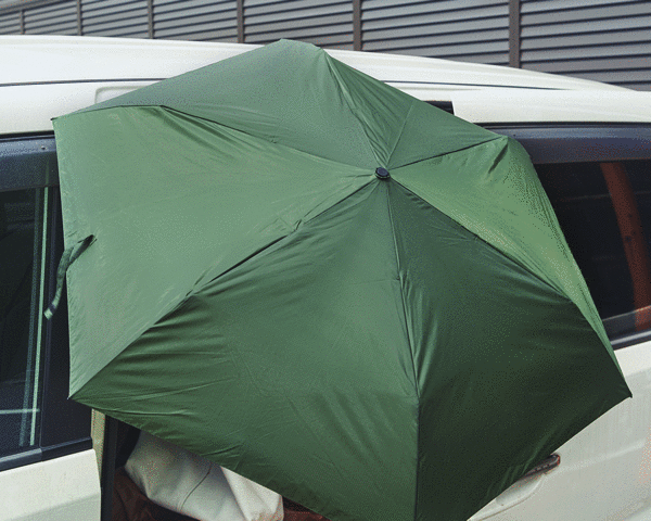 Image: https://1fl0kyr79c.user-space.cdn.idcfcloud.net/photographes/e0d6ba1410fd3d91cc356b989204ef79.gif 土砂降りの日にバスに乗り込んだとき、一瞬で傘をたためる。荷物を抱えてのタクシー乗車も濡れずにスムーズでした。親指1本でカンタン開閉する「ワンタッチ開閉式折りたたみ傘」|VERYKAL