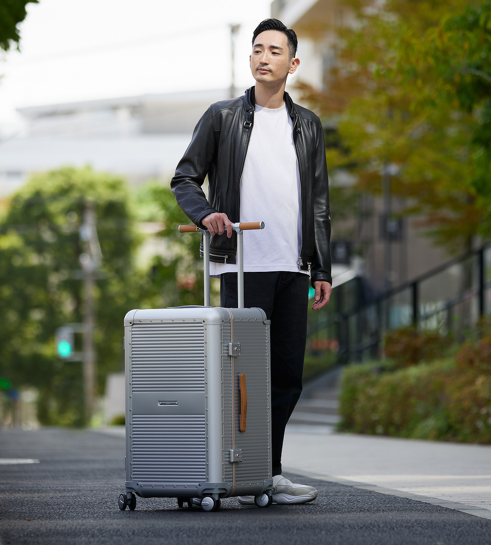 持ち上げるだけで重量を計測できる「スケールハンドル」。パスポートやモバイルバッテリーをさっと収納できる「隠しポケット」付き|快適な旅行になる。新感覚のスーツケース・キャリーケース『RAWROW(ローロー)』