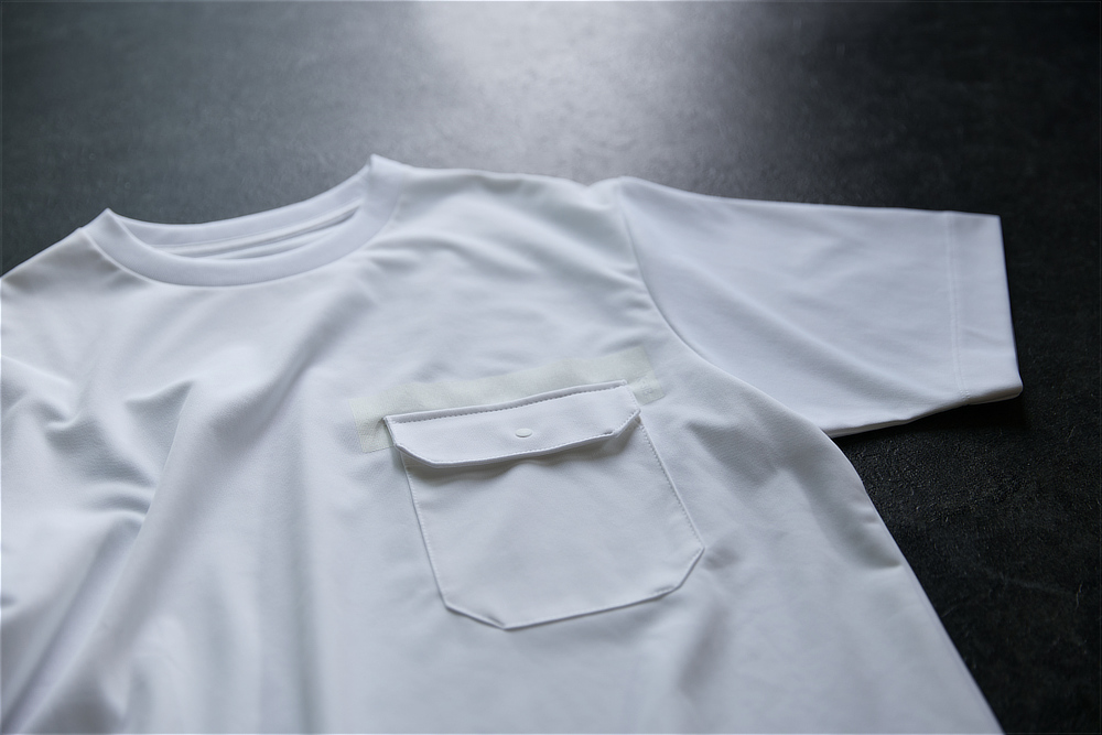 《Tシャツ》和紙×ポリの快適設計で、湿気を吸って逃す、「和紙糸ラバープリントクルーネックTシャツ」｜K-3B