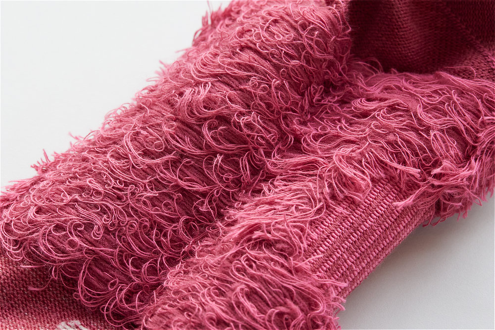 Image: https://1fl0kyr79c.user-space.cdn.idcfcloud.net/photographes/e1b5c33c45a9d464e94125ff63876f30.jpg 「特殊クッション編み」で土踏まずを支え、「テーピング編み」で足を固定し、安定した姿勢と効率的な動きをサポートする仕組み|長時間履いても疲れにくい靴下。土踏まずを下支えして、足底筋をサポートするECONOLEG(エコノレッグ)の「疲れしらずのくつした®」